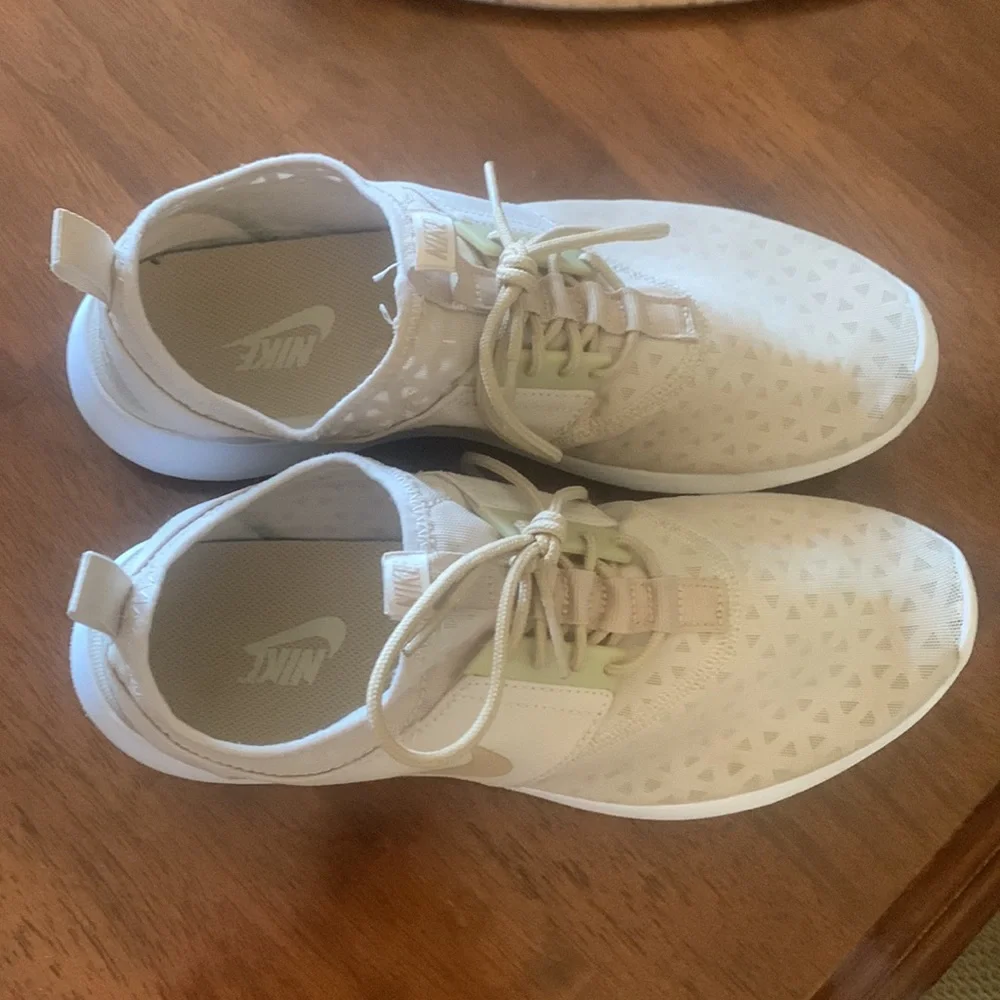 NIKE RUNNING SHOES WOMENS SIZE 9.5 IVORY CREAM COLOR HARD TO FIND